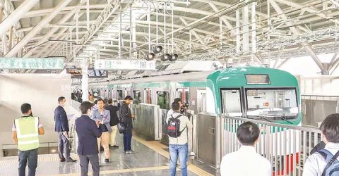 প্রটোকল ছাড়াই সাধারন যাত্রী হয়ে মেট্রোরেল ভ্রমন করলেন রেদওয়ান মুজিব সিদ্দিক ববি