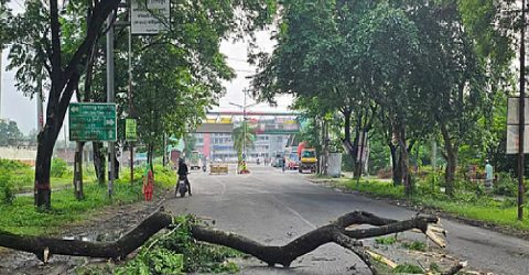 গোপালগঞ্জে টানটান উত্তেজনা, সকালে সড়কে মানুষের চলাচল সীমিত