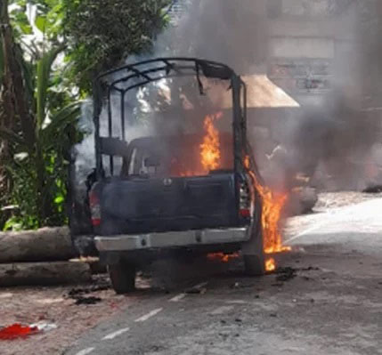 গোপালগঞ্জে সহিংসতা: পুলিশের গাড়িতে অগ্নিসংযোগ ও ভাঙচুর