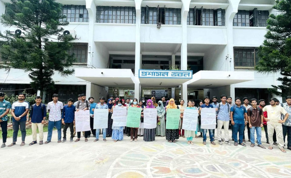 ইবিতে সাংবাদিকদের ওপর হামলার প্রতিবাদে মানববন্ধন
