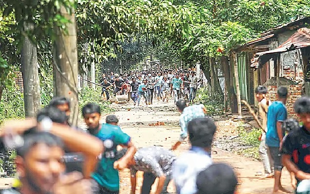 আজও ক্লাস ও পরীক্ষা স্থগিত, নিরবতায় আচ্ছন্ন পুরো ক্যাম্পাস