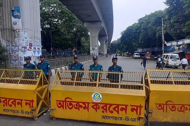 বিশ্ববিদ্যালয়ের আইডি কার্ড ছাড়া ঢুকতে দেওয়া হচ্ছে না ক্যাম্পাসে : ডাকসু নির্বাচনে কড়া নিরাপত্তা