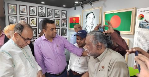 অমর একুশে বইমেলায় স্টল পরিদর্শনে আসেন প্রধানমন্ত্রী তারেক রহমানের রাজনৈতিক উপদেষ্টা মির্জা আব্বাস