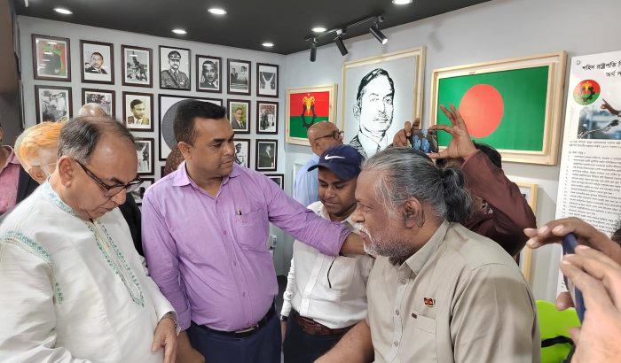 অমর একুশে বইমেলায় স্টল পরিদর্শনে আসেন প্রধানমন্ত্রী তারেক রহমানের রাজনৈতিক উপদেষ্টা মির্জা আব্বাস